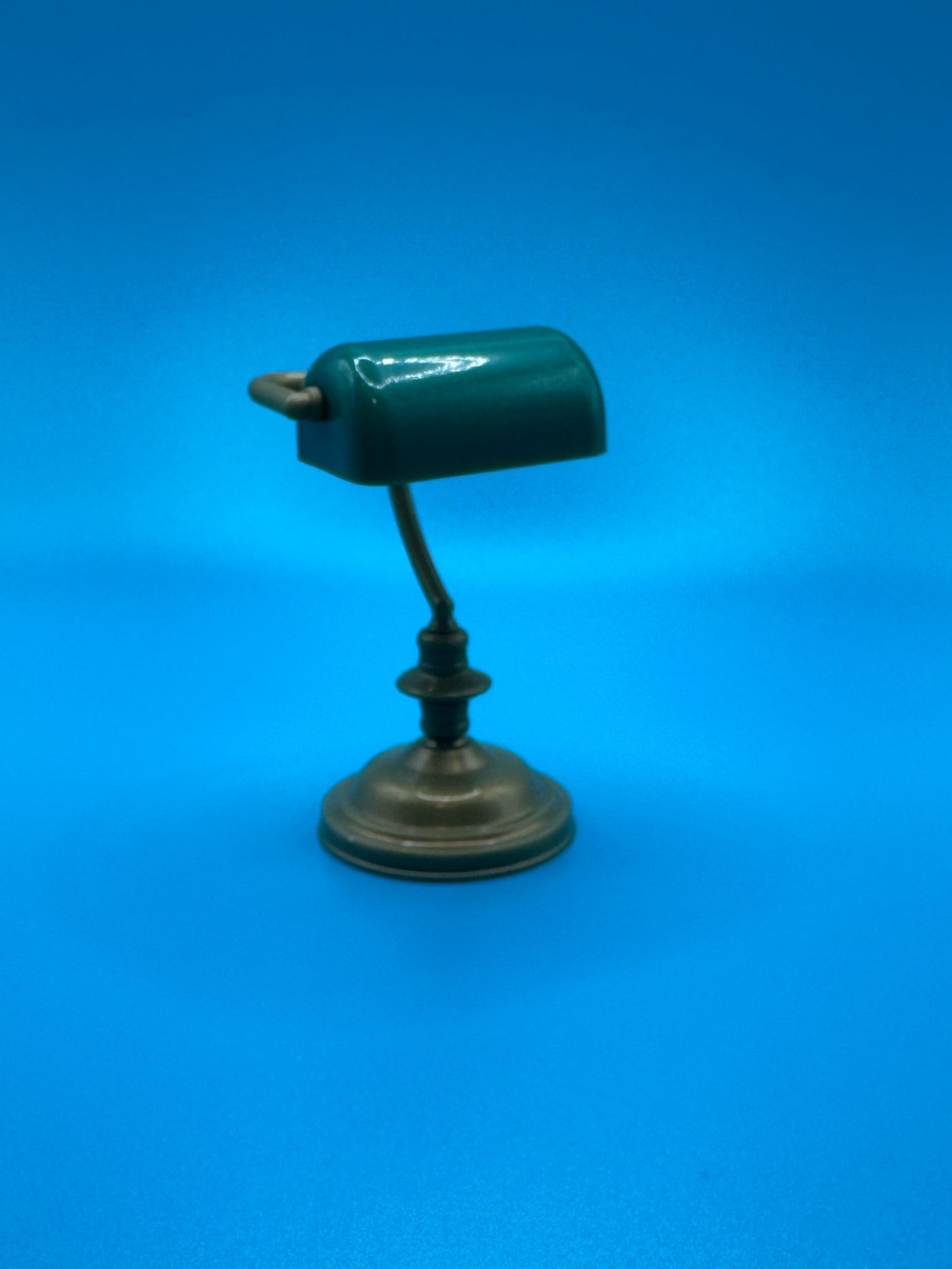 Zuru Mini Brands books Green Banker-Style Desk Lamp
